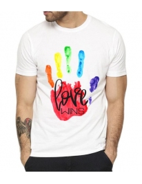 T-Shirt Mão Rainbow Love Wins