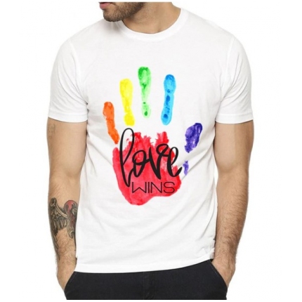 T-Shirt Mão Rainbow Love Wins