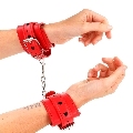 kink - muÑequeras rojo con incrustaciÓn de corazÓn negro ajustable 21-28 cm x 5.5 cm