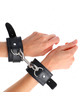 kink - muÑequeras simples con fila de remaches negro ajustable 17-28 cm x 5 cm